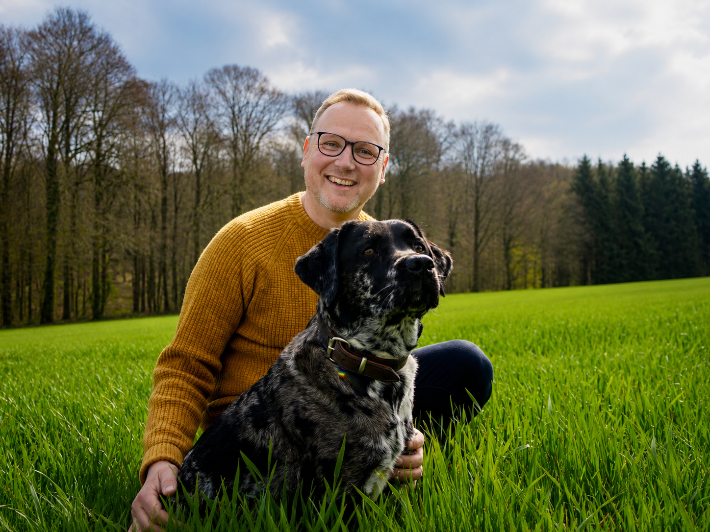 Martin Goldstein mit Hund auf einer Wiese
